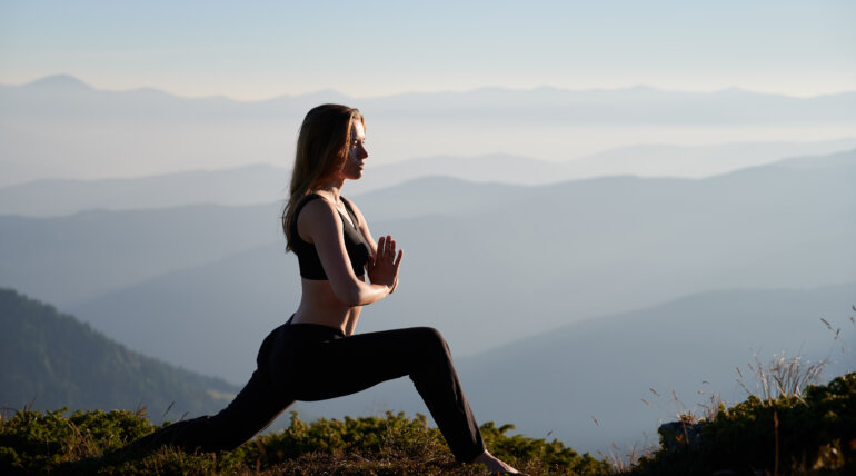 mujer realizando ejercicio al aire libre
