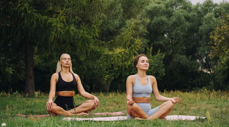 dos mujeres realizando meditacion