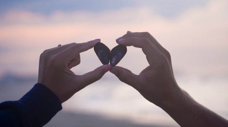 dos manos haciendo la figura de un corazón