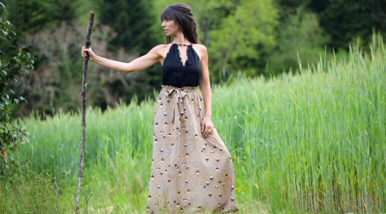 retrato de mujer posando en la naturaleza